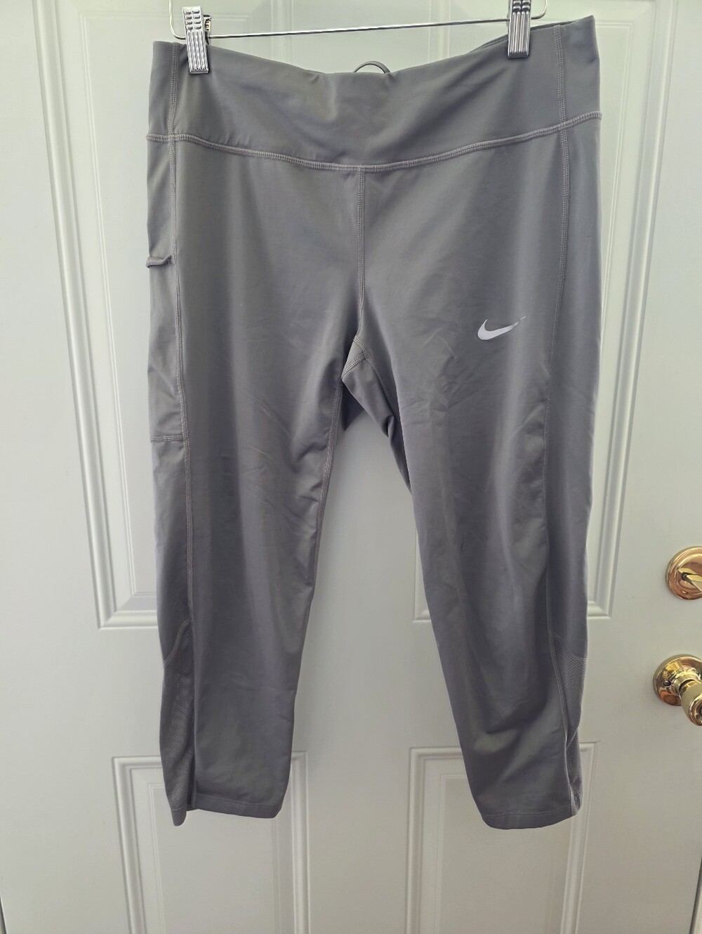 Nike Gray Athletic Capris with Side Pocket Size Large